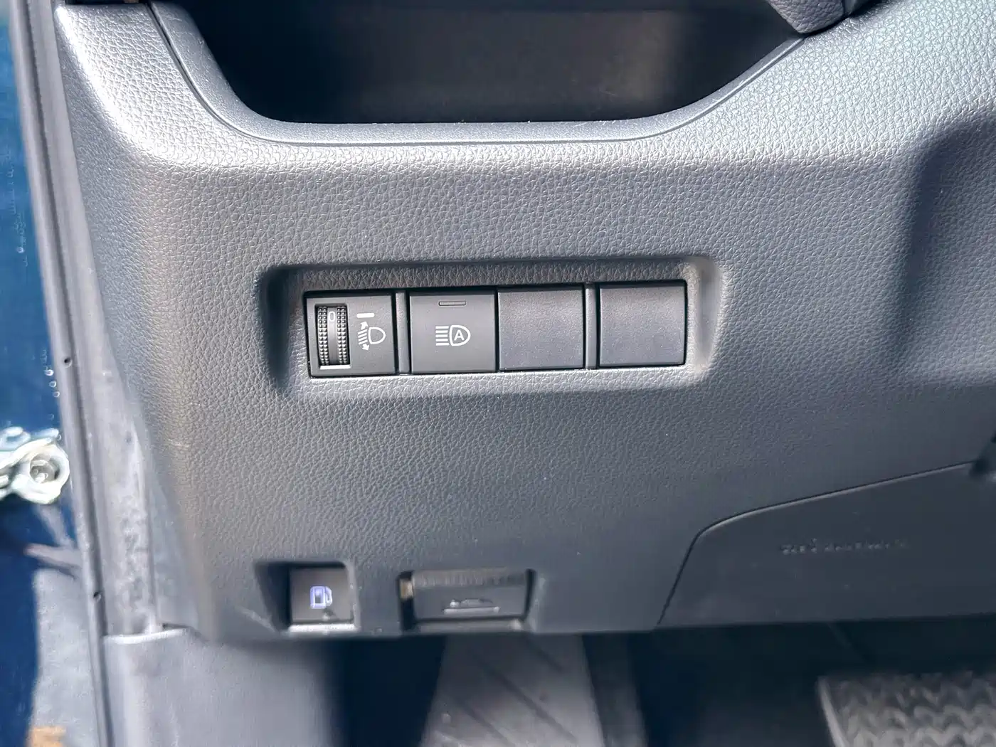 Toyota Wildlander 2020 Dual Engine 2.5L E-CVT FWD Luxury фото 25