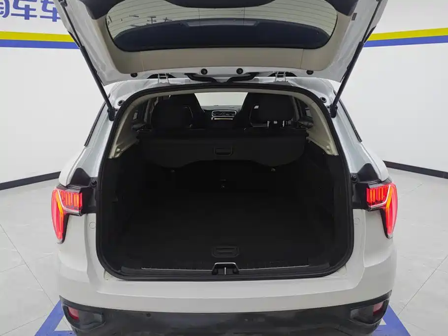 Фото 4 - Lynk & Co 01
