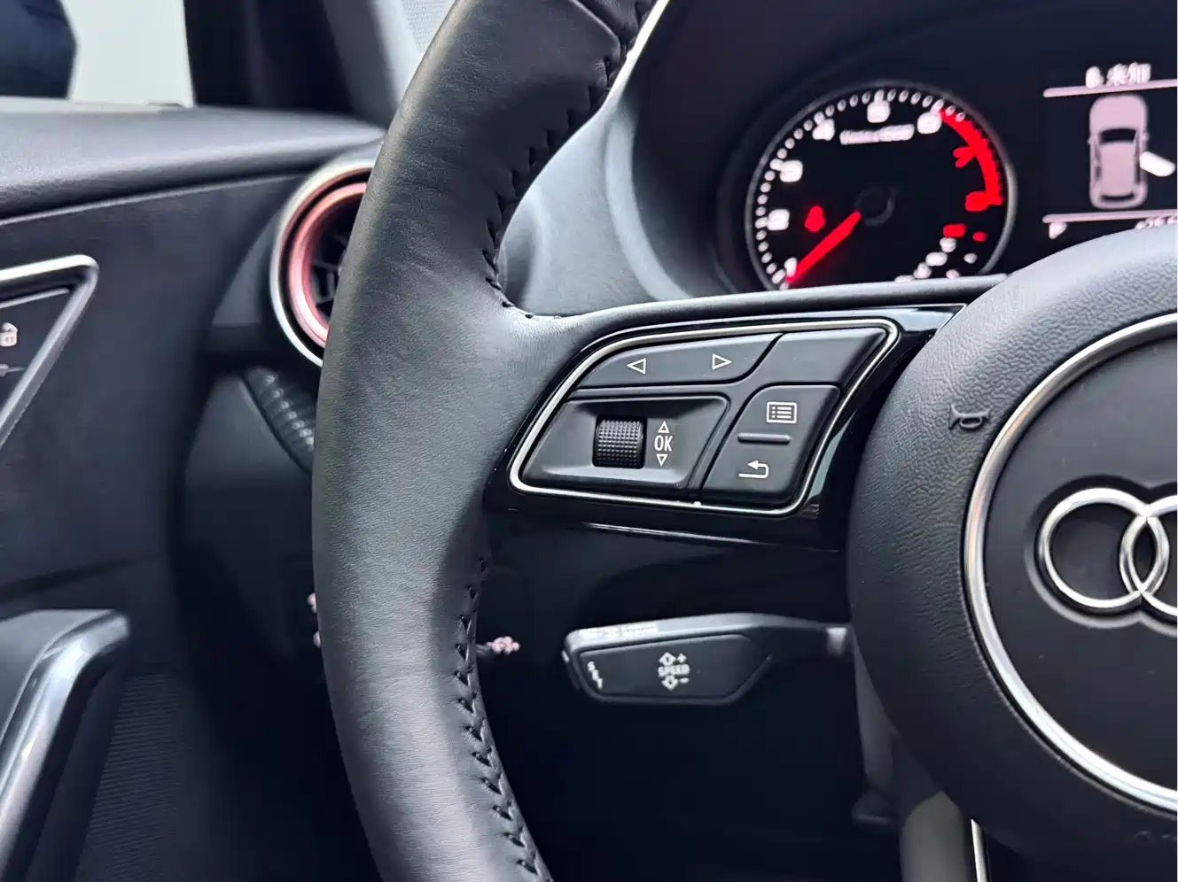 Audi Q2L 2018 35 TFSI Launch Exclusive Edition China VI фото 7