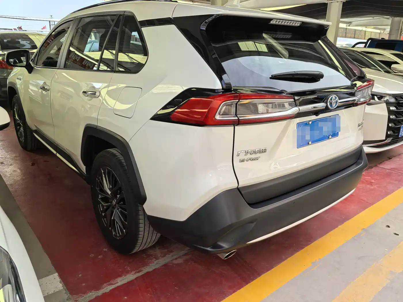 Toyota Wildlander 2023 Hybrid 2.5L E-CVT AWD Premium Edition фото 4