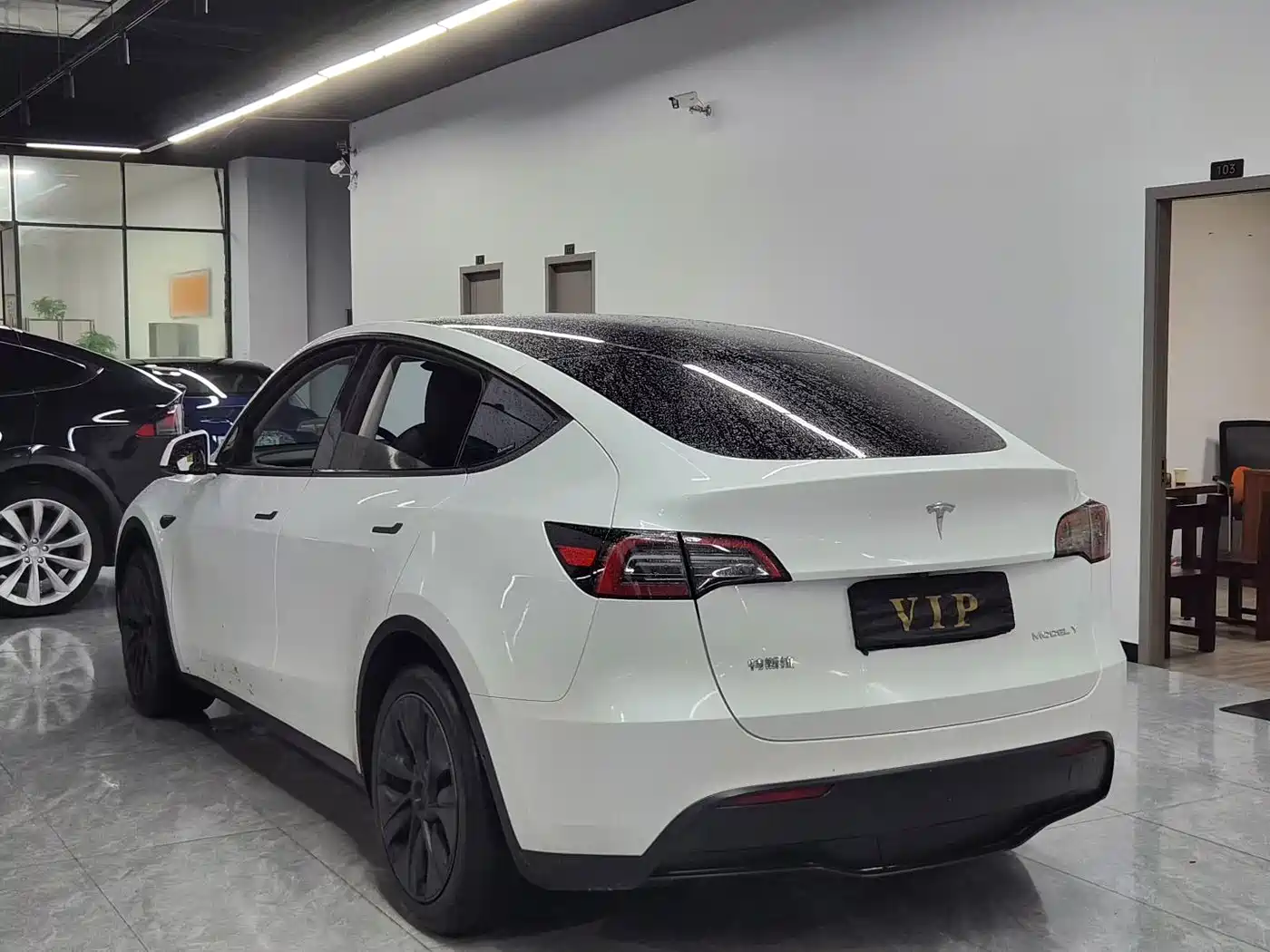 TESLA MODEL Y