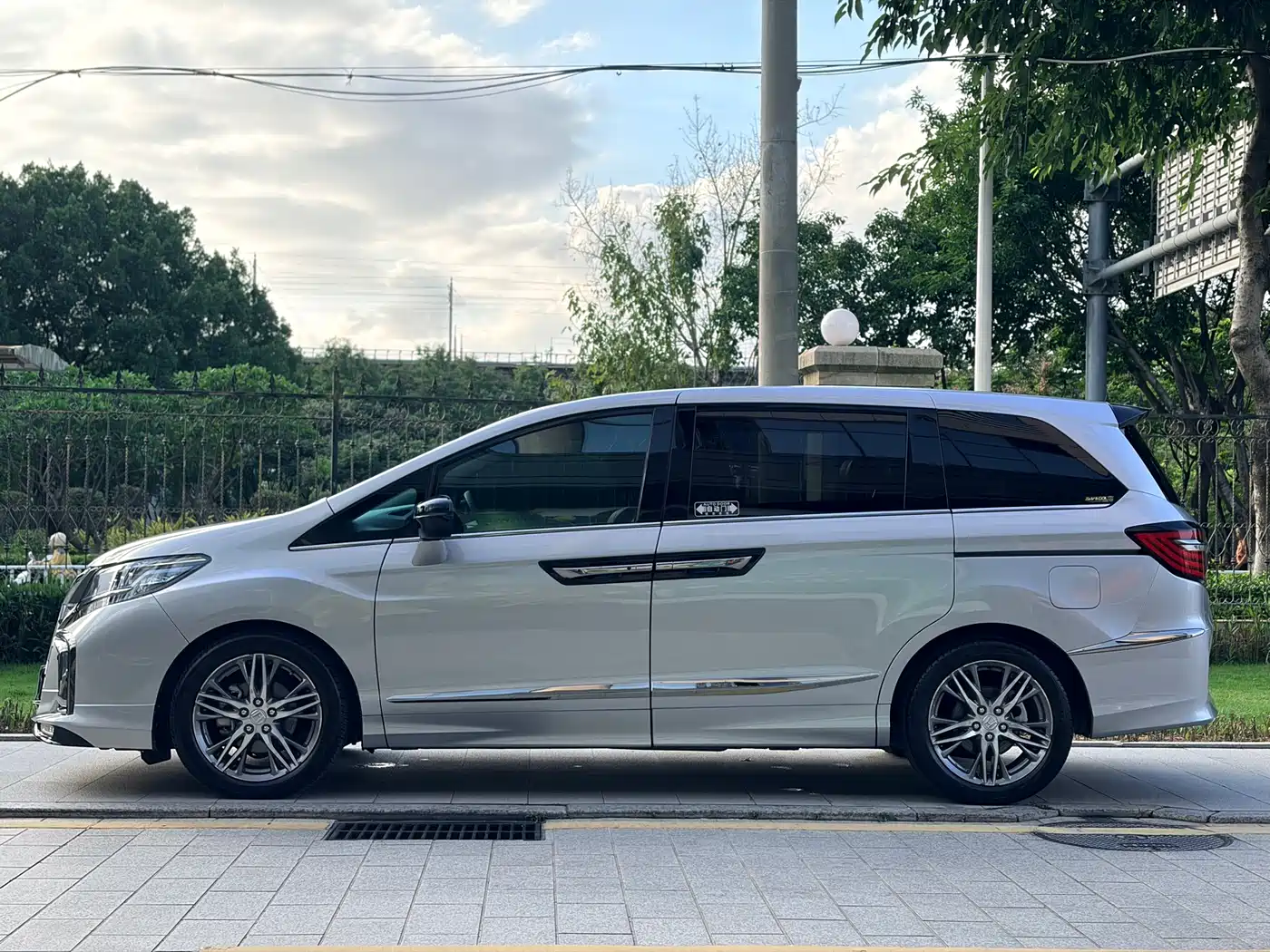 Honda Elysion 2019 2.0L Hybrid Supreme Edition фото 4