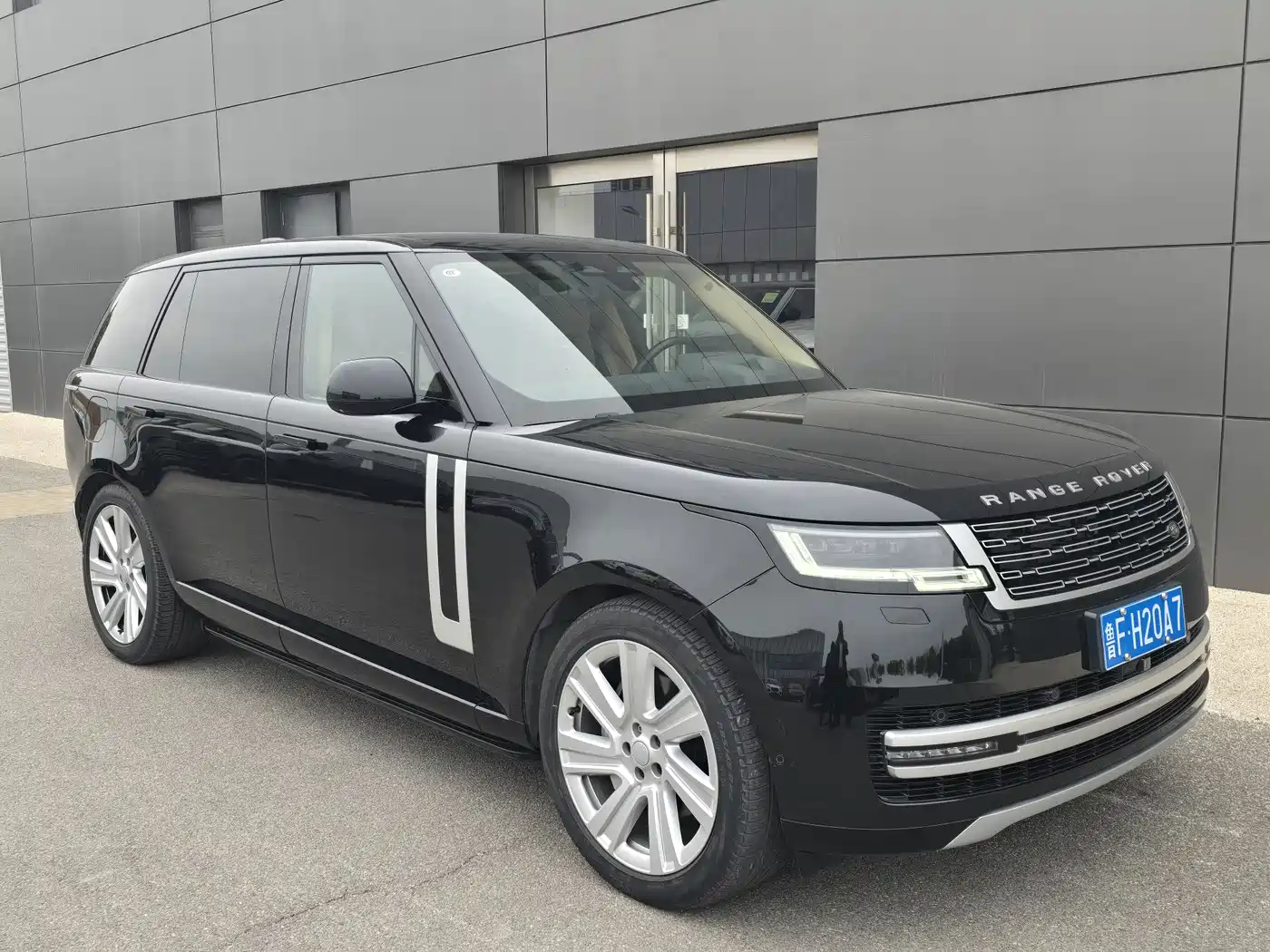 Land Rover Range Rover 2024 3.0 L6 400PS Genesis Extended фото 3