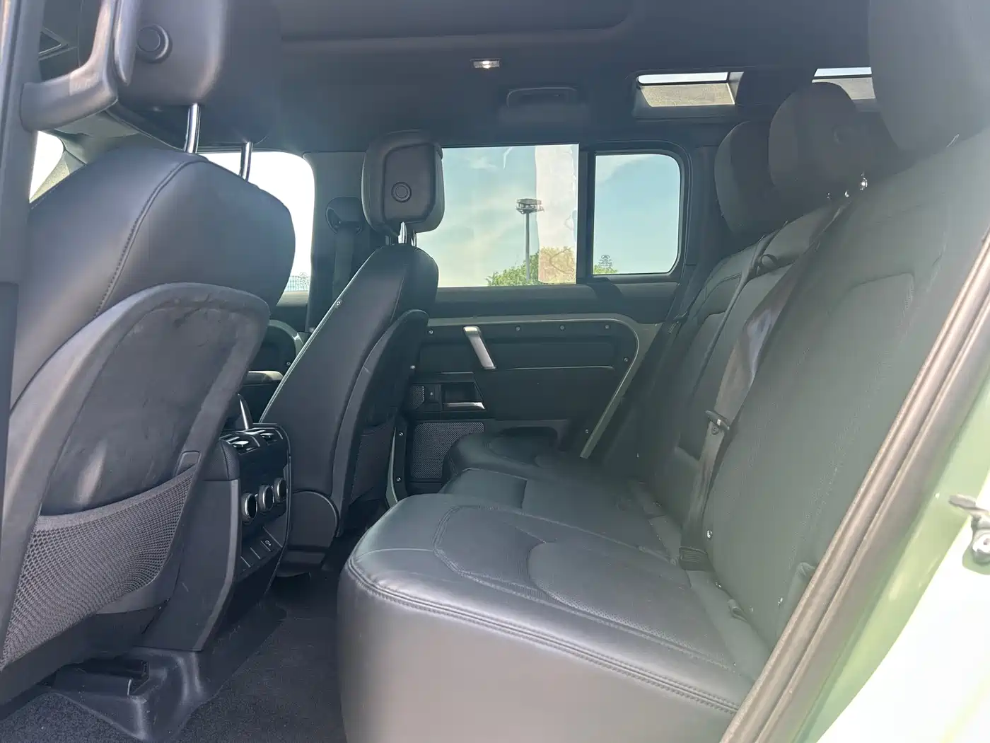 Land Rover Defender 2023 110 3.0T P400 75th Anniversary Legend Edition фото 11