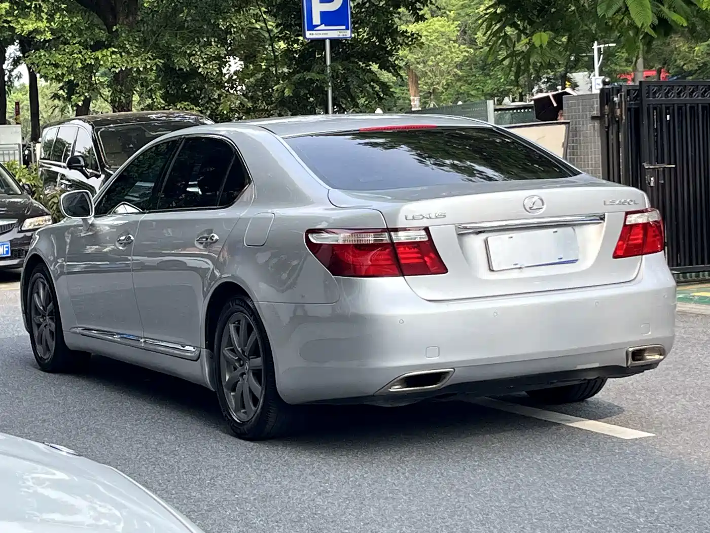 Фото 3 - Lexus LS