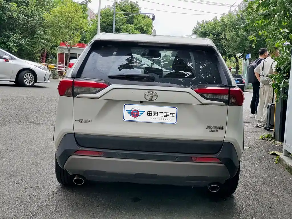 Фото 5 - Toyota RAV4