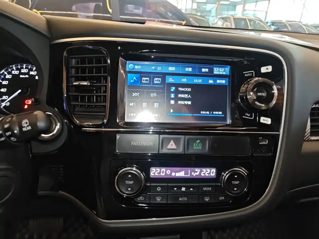Mitsubishi Outlander (Import) 2014 2013 2.4L 4WD Luxury Navigation 5-seater