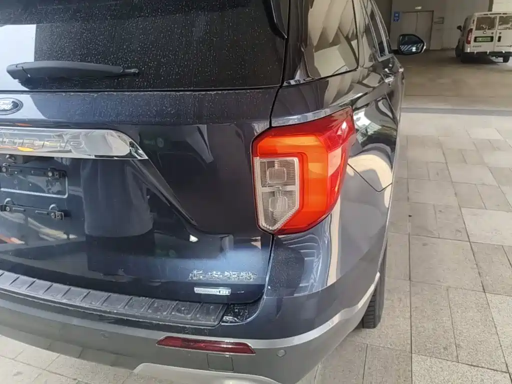 Фото 8 - Ford Explorer