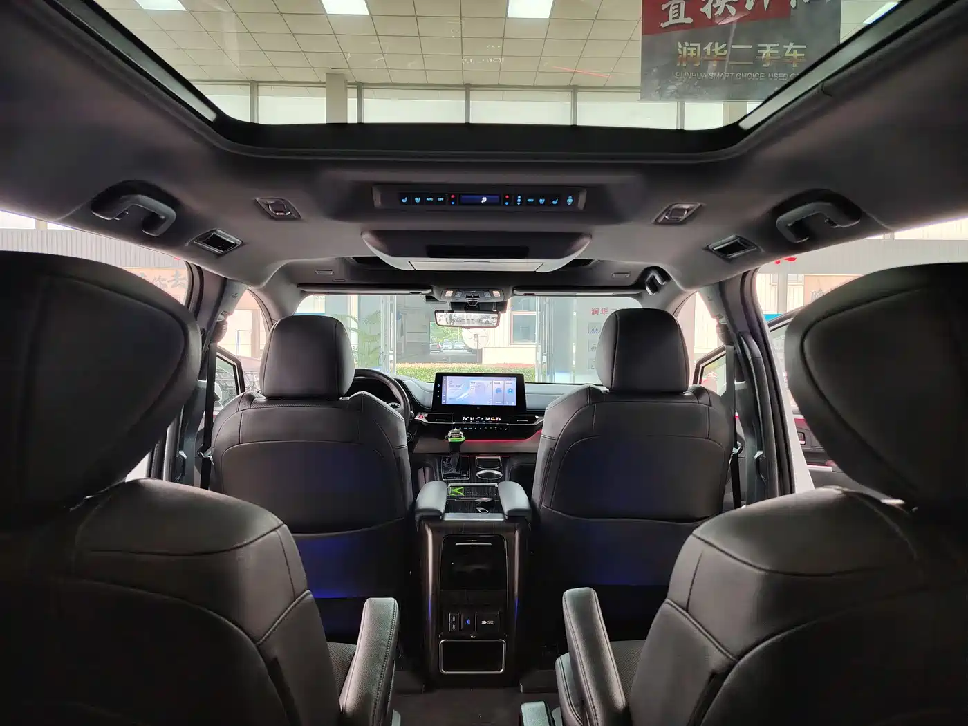 Toyota Granvia 2022 Model Year 2.5L Hybrid Flagship Edition фото 10