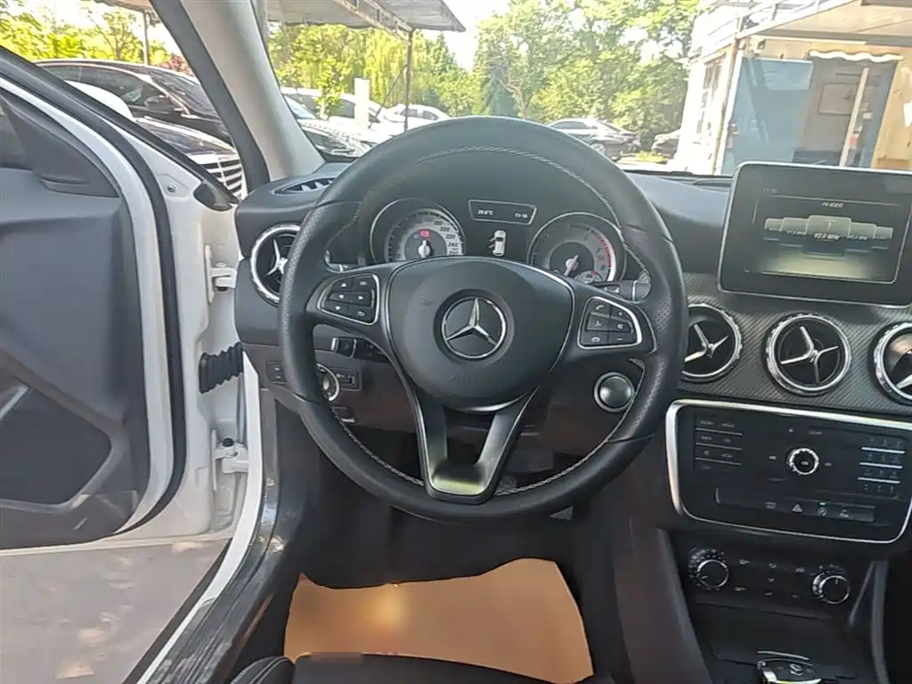 Mercedes-Benz GLA 2016 GLA 200 Dynamic фото 11