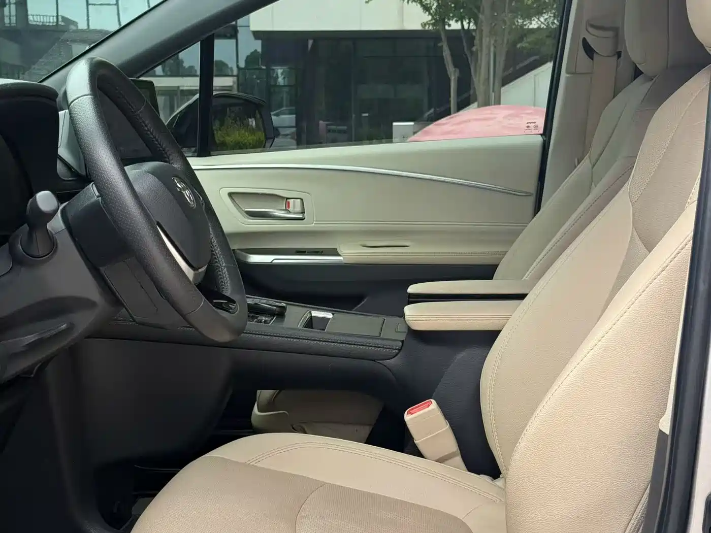 Toyota Sienna 2021 2.5L Hybrid Ultimate Edition фото 3