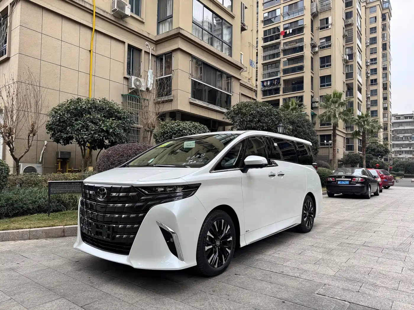 Toyota Alphard 2024 Hybrid 2.5L Ultimate Enjoyment Edition фото 2