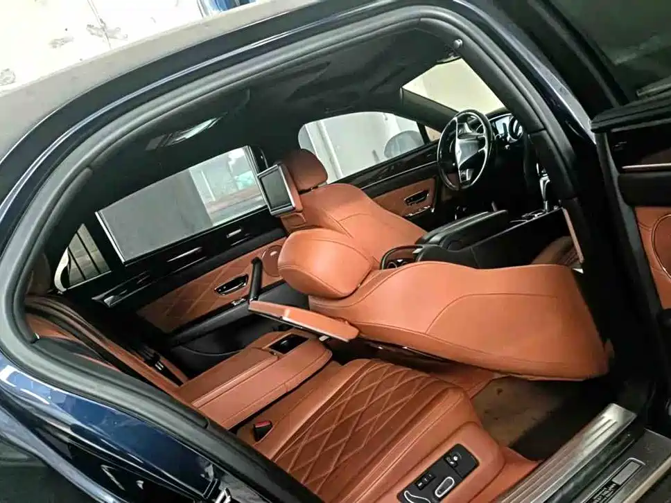 Фото 5 - Bentley Flying Spur