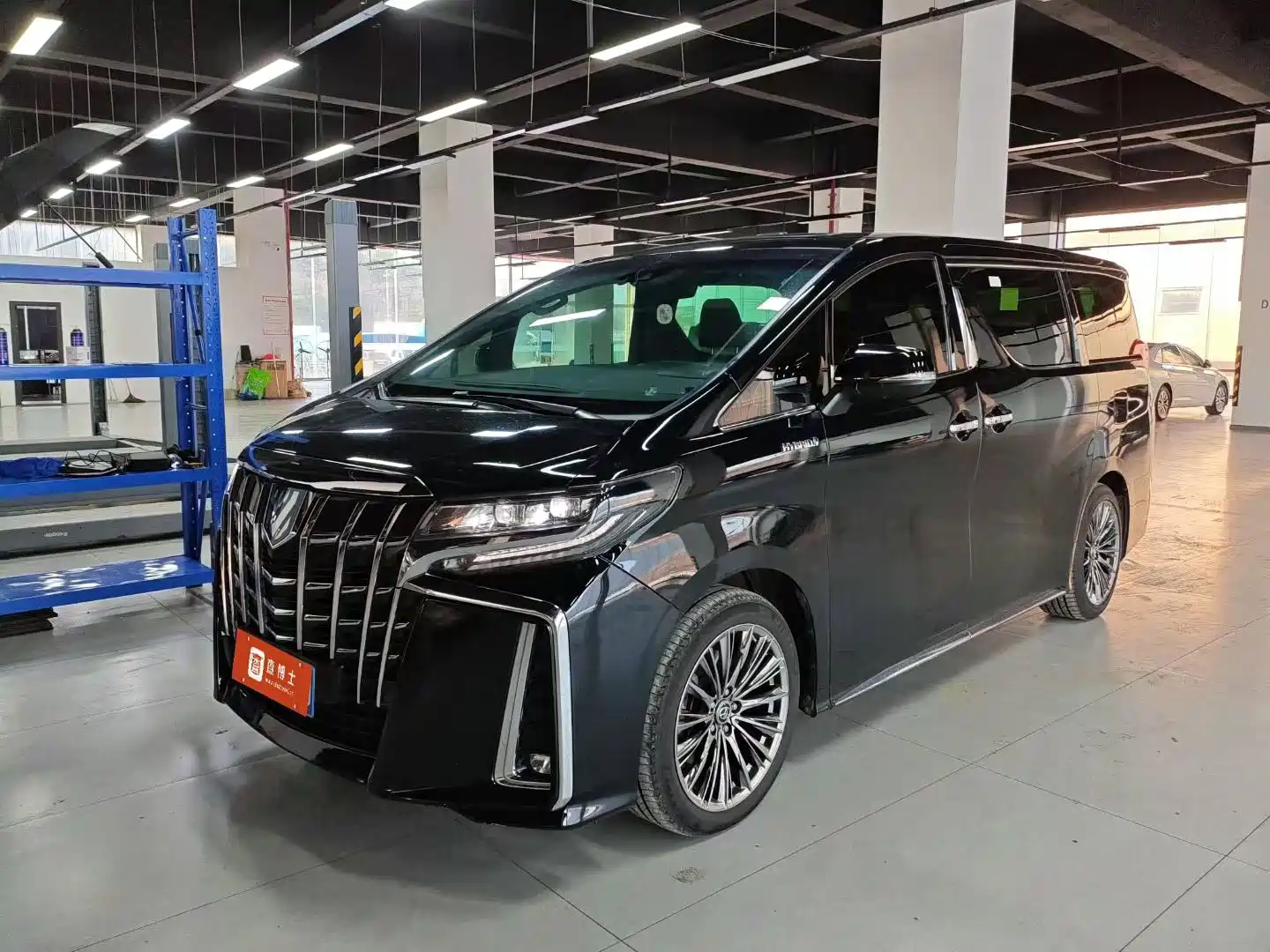 Фото 1 - Toyota Alphard