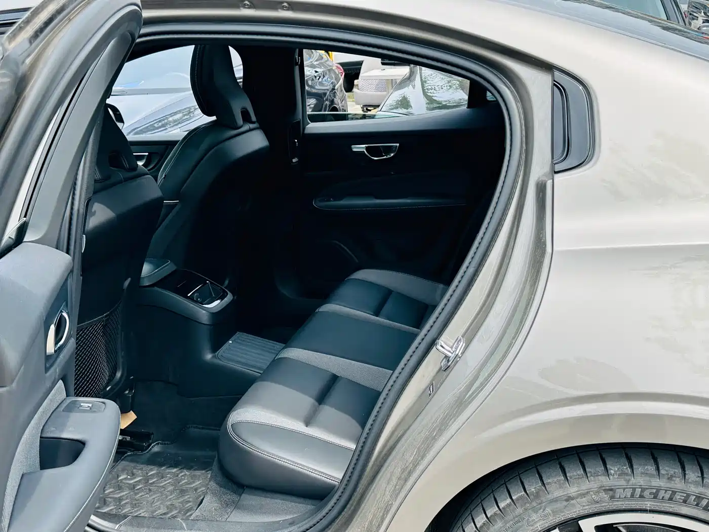 Volvo S60 Plug-in Hybrid 2021 T8 Twin Engine AWD R-Design Sport Edition фото 9