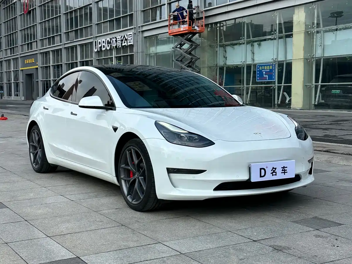 TESLA MODEL 3