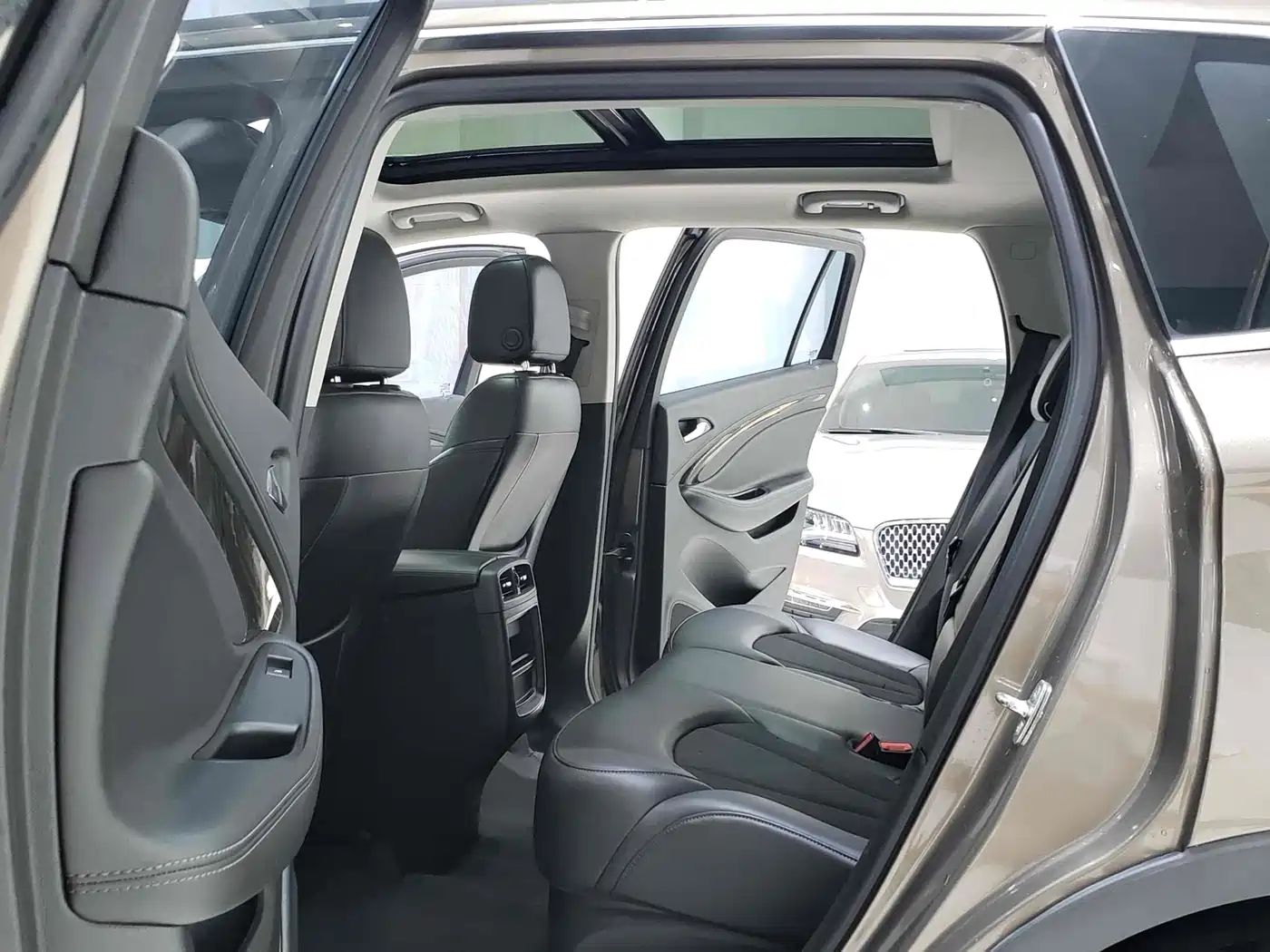 Buick Envision Plus 2018 20T 2WD Leading фото 9
