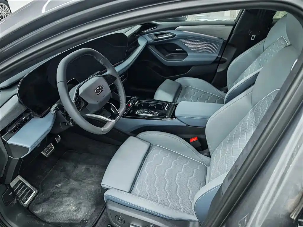 Фото 12 - Audi A6L e-tron