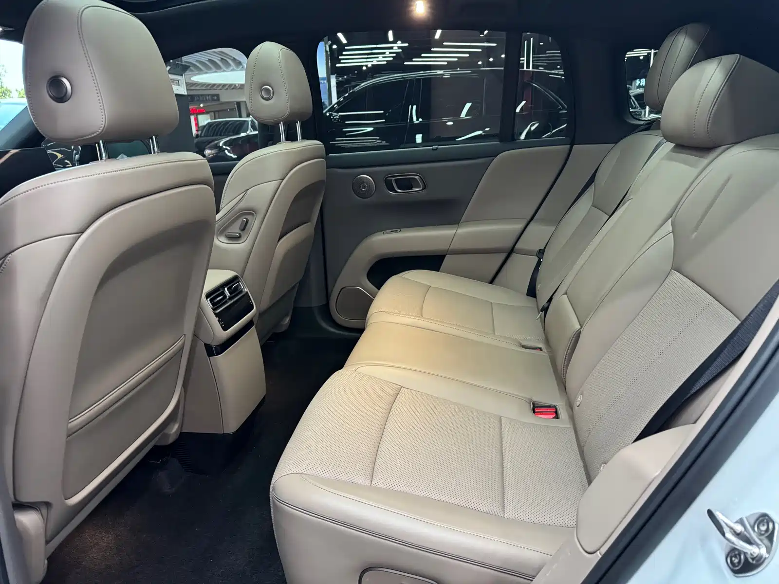Photo 8 - Li Auto i6