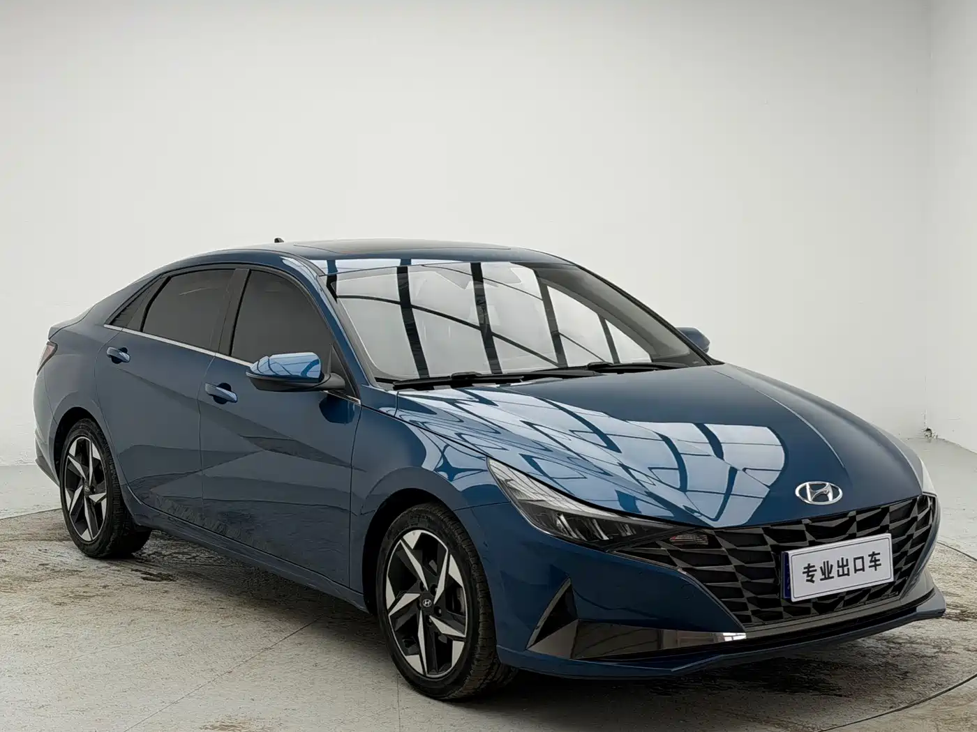 Hyundai Elantra 2022 1.5L CVT LUX Premium Edition фото 3