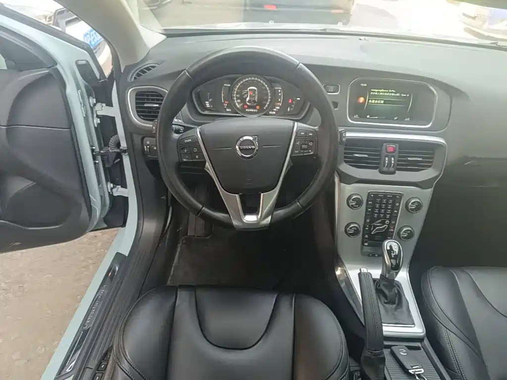 Фото 11 - Volvo V40