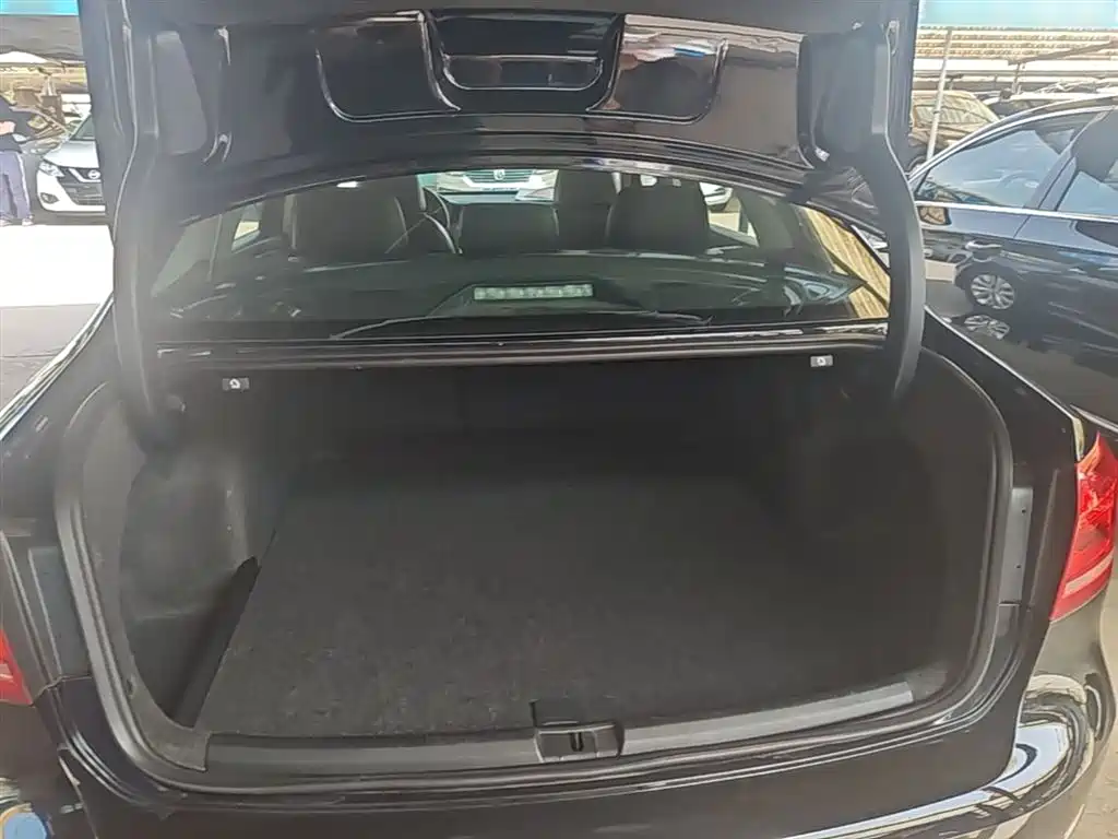 Volkswagen Passat 2015 1.8TSI DSG Honor Edition фото 19