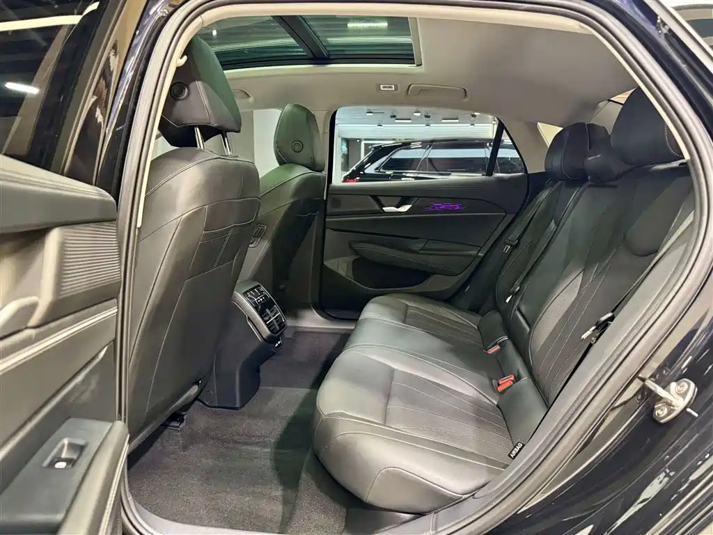Volkswagen Passat 2025 Pro 380TSI Dragon Glory Edition фото 20
