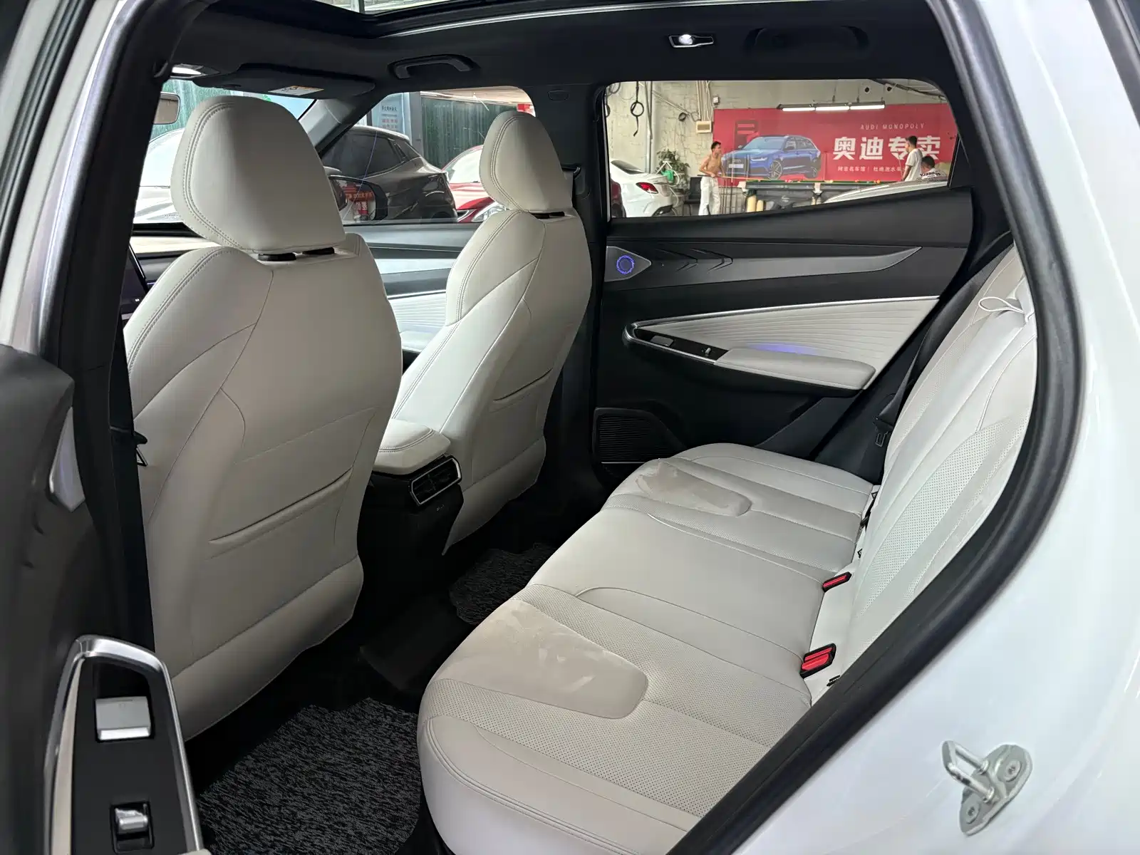 Фото 5 - Geely Atlas
