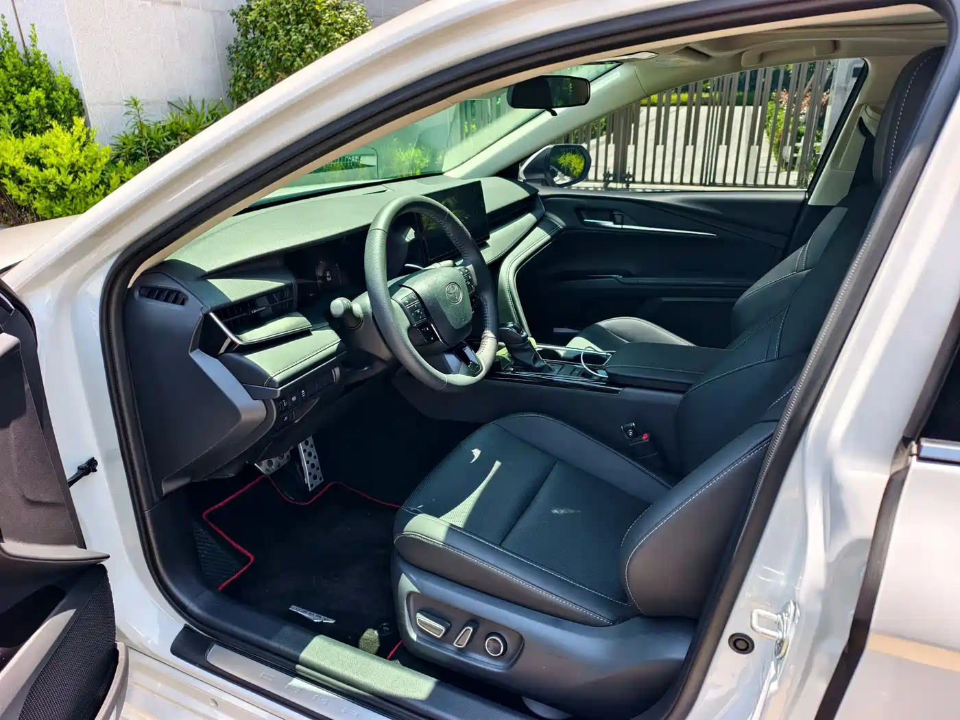 Toyota Camry 2026 Hybrid 2.0HSE Sport Lite Edition фото 5