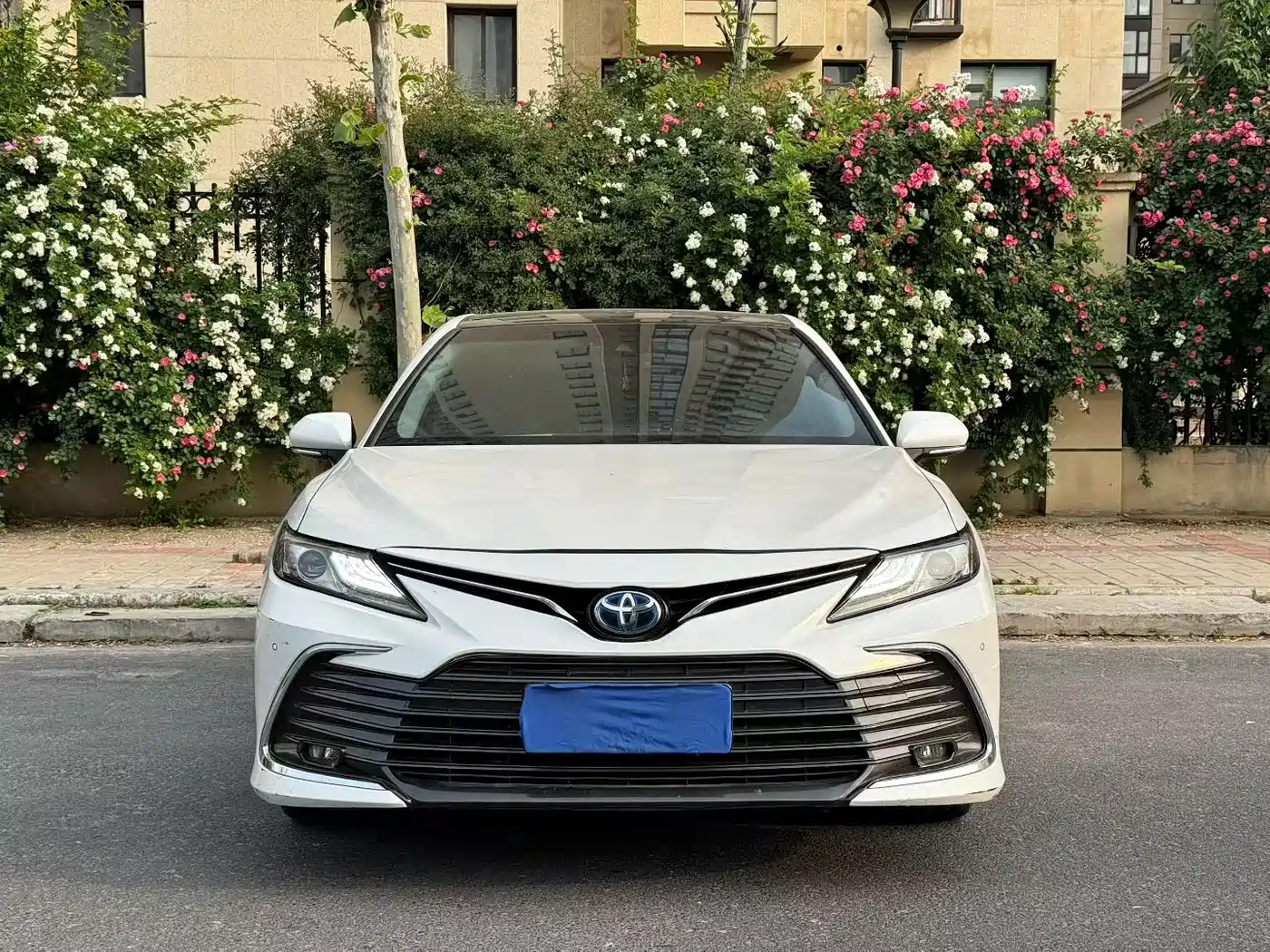 Toyota Camry 2021 Hybrid 2.5HG Luxury Edition фото 2