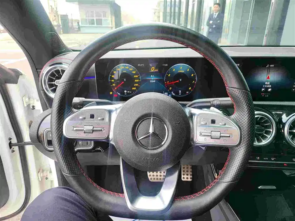 MERCEDES-BENZ CLA