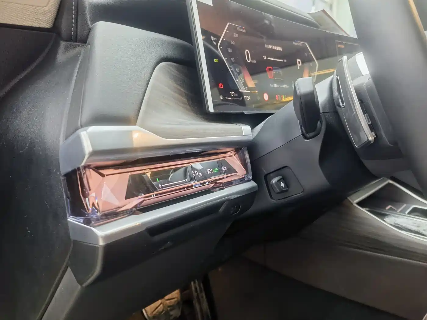 BMW 7 Series 2023 Model 740Li Leading M Sport Package фото 6