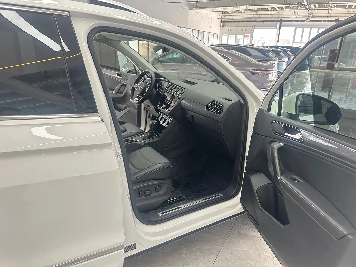 Volkswagen Tiguan L 2021 330TSI Automatic 2WD R-Line Premium фото 6