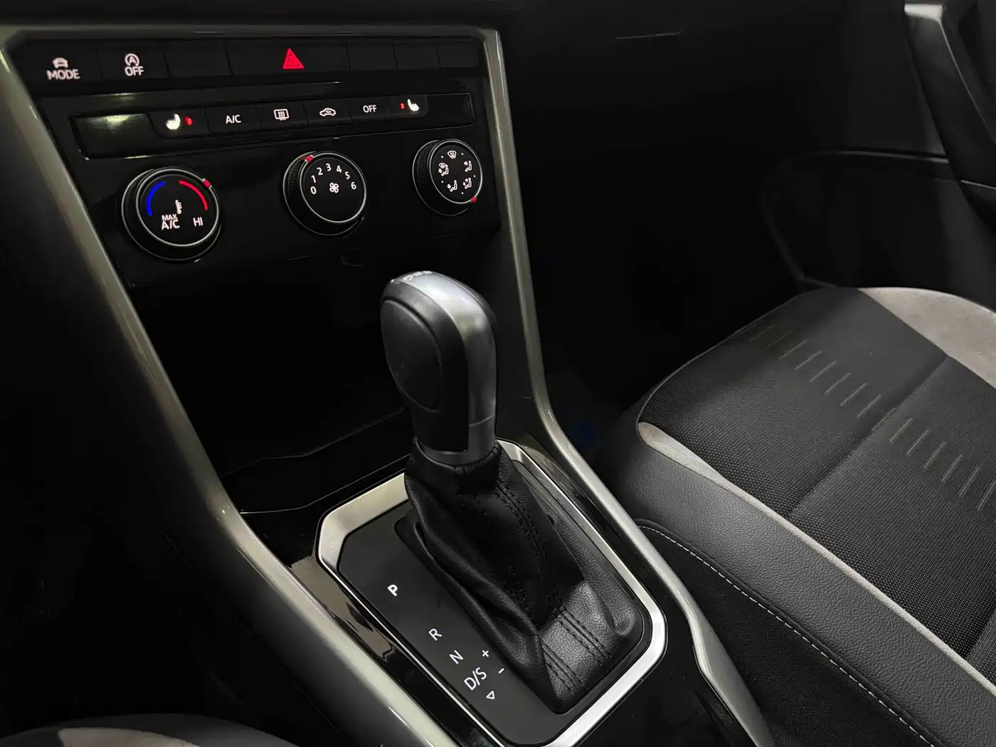 Volkswagen T-ROC 2021 Facelift 280TSI DSG 2WD Elite Smart Connect Edition фото 13