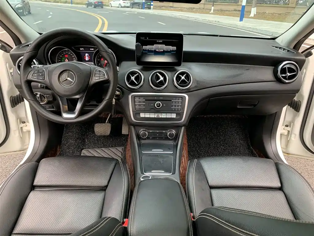 Mercedes-Benz GLA 2018 GLA 200 Dynamic фото 10