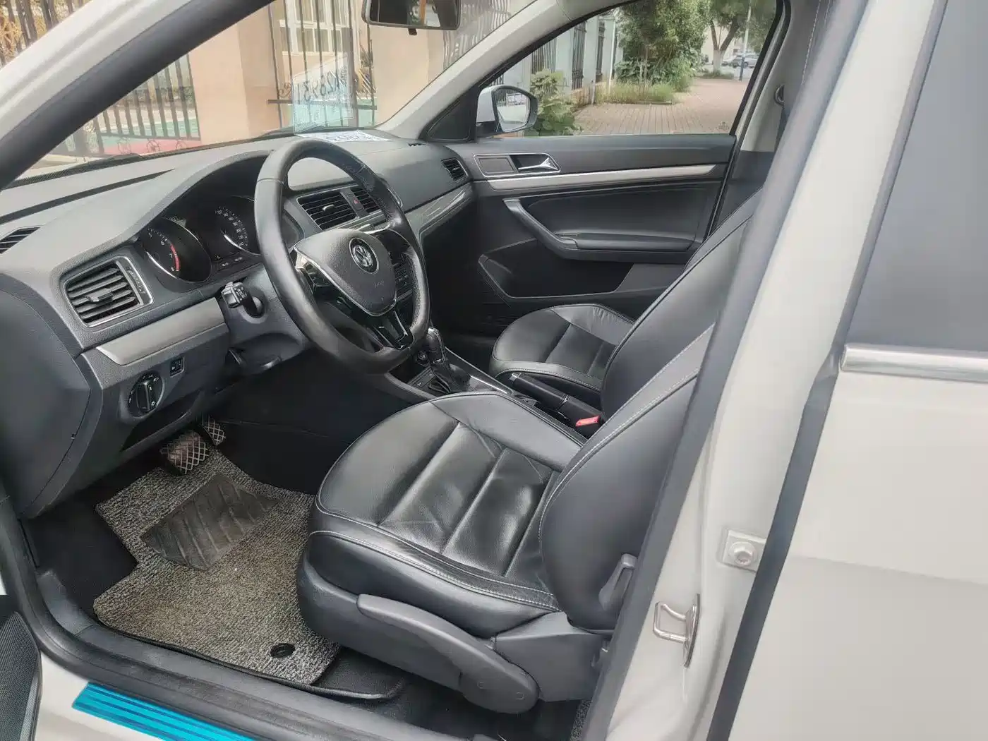 Volkswagen Lavida 2015 1.6L Automatic Comfort Edition фото 7