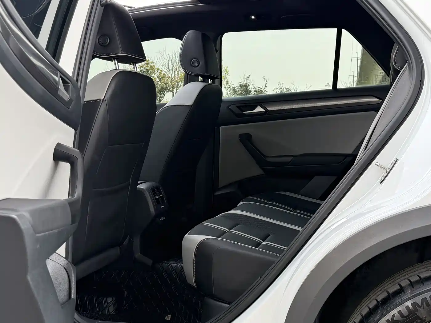 Volkswagen T-ROC 2024 300TSI DSG 2WD Morning Light Edition фото 9
