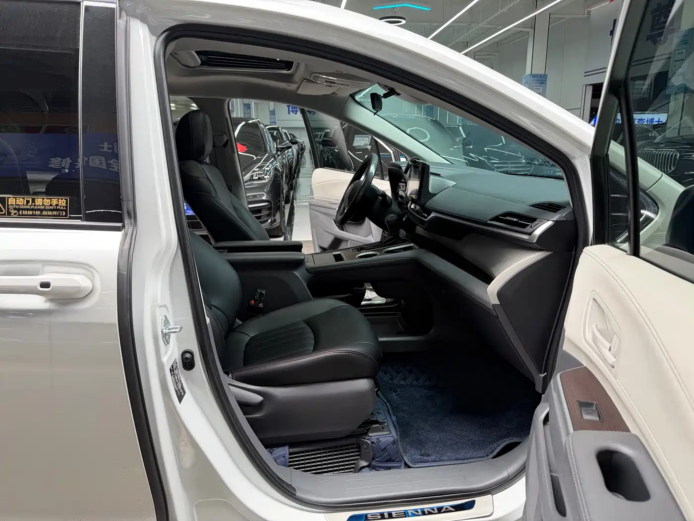Toyota Sienna 2024 2.5L Hybrid Comfort Edition фото 14