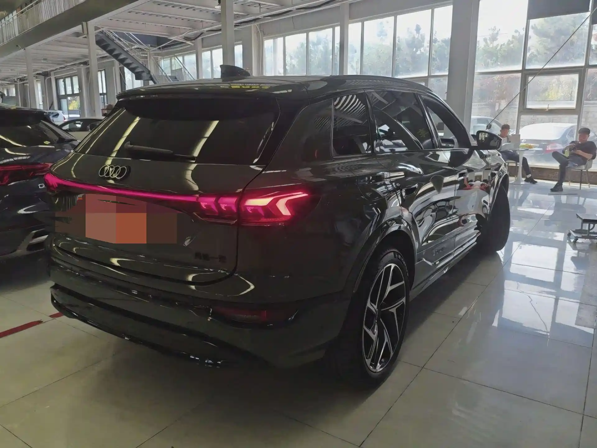 صورة 2 - Audi Q6L e-tron