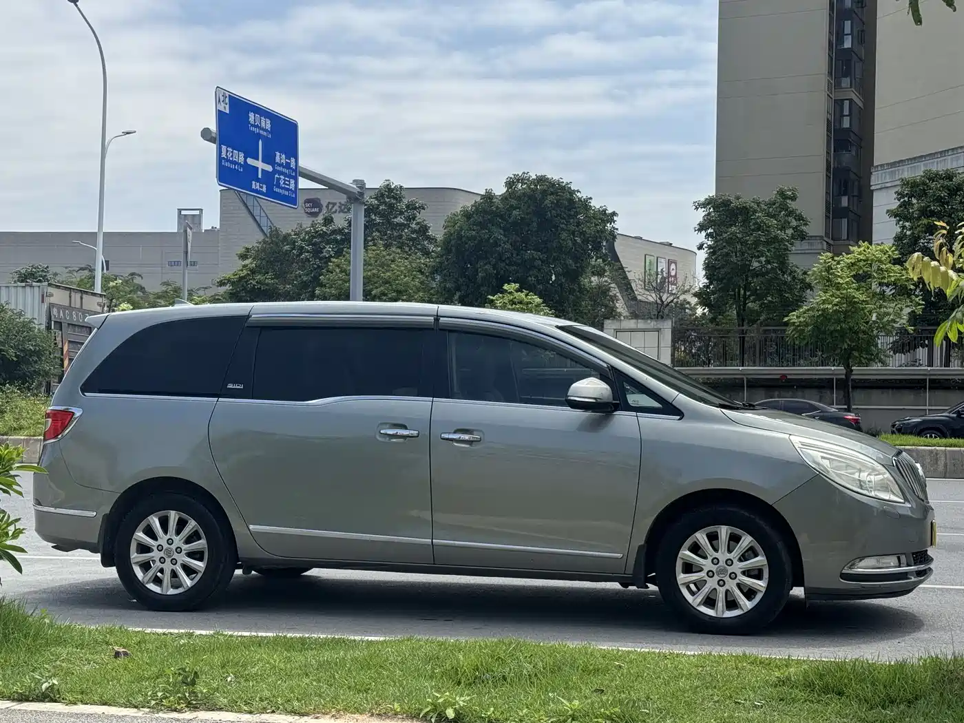 Buick GL8 2011 3.0L GT Luxury Business Elegance Edition фото 2