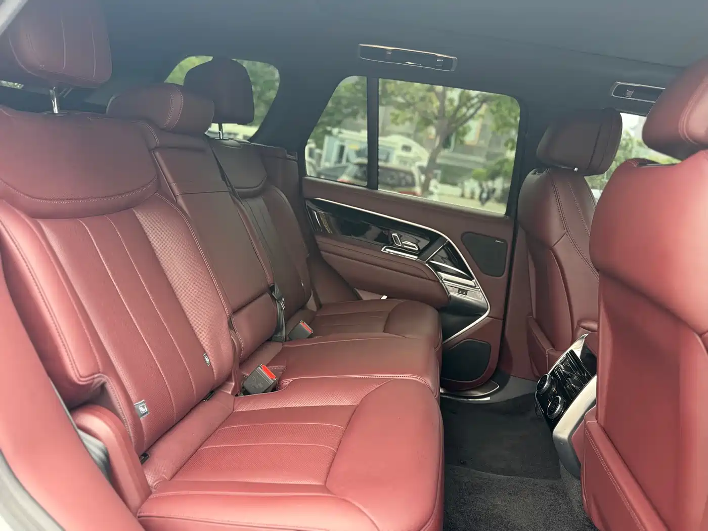 Land Rover Range Rover 2023 3.0 L6 360PS Golden Age Edition фото 6
