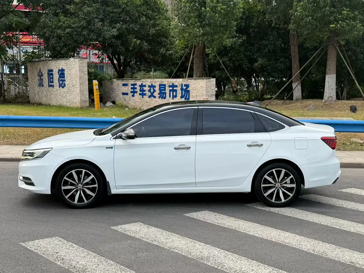 Roewe i6 2017 2017 20T Auto Internet Smart Premium Edition