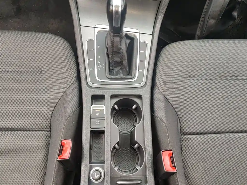 Volkswagen Golf 2016 1.6L Automatic Comfort фото 14