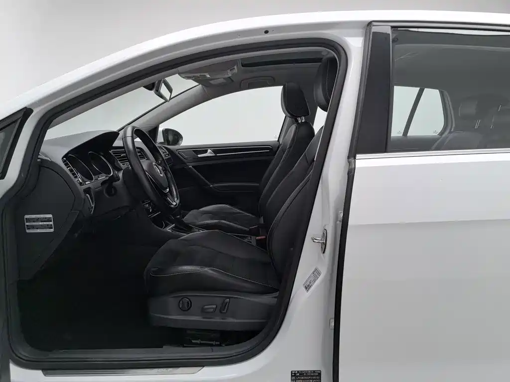 صورة 10 - Volkswagen Golf