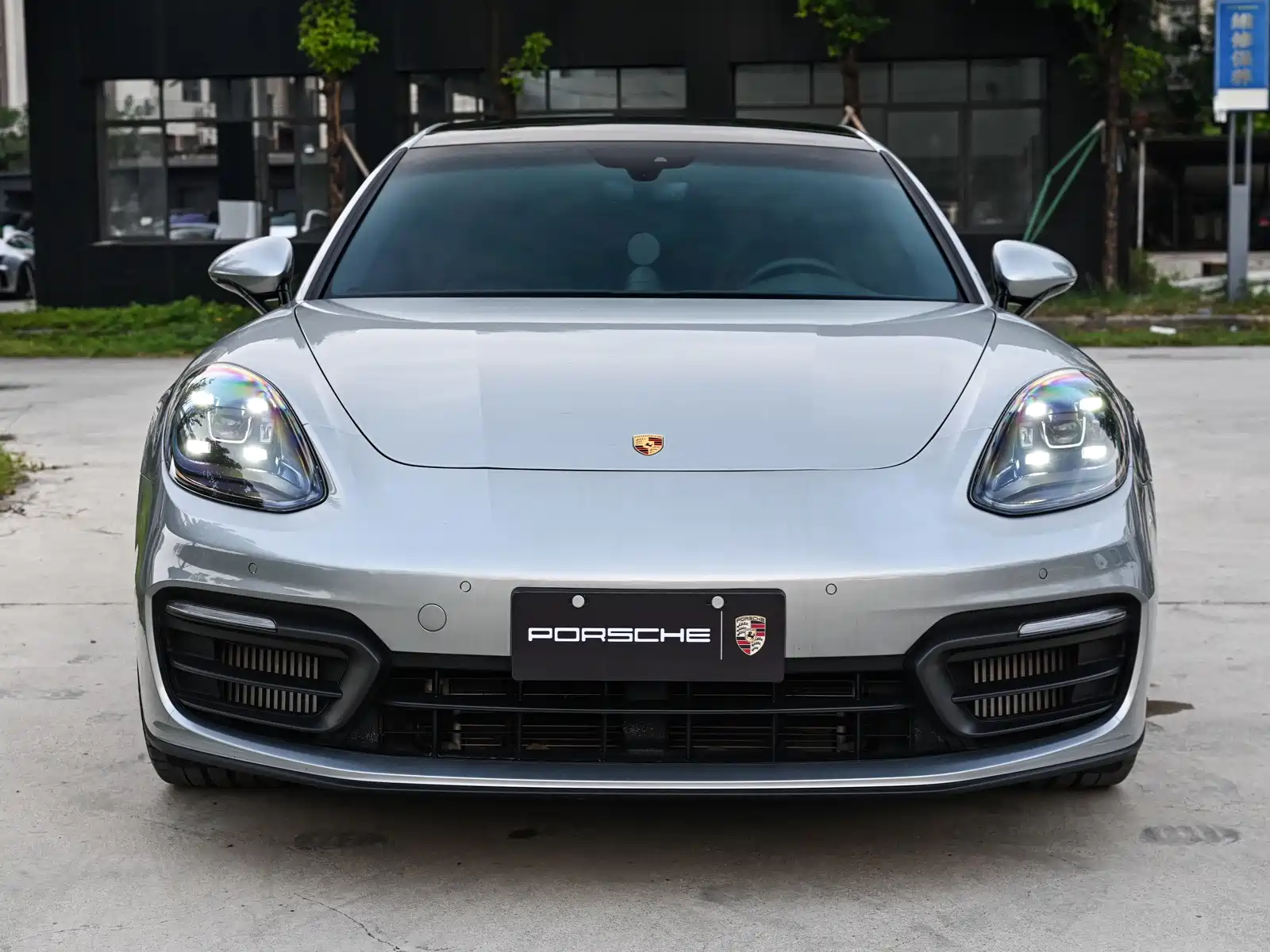 Photo 2 - Porsche Panamera