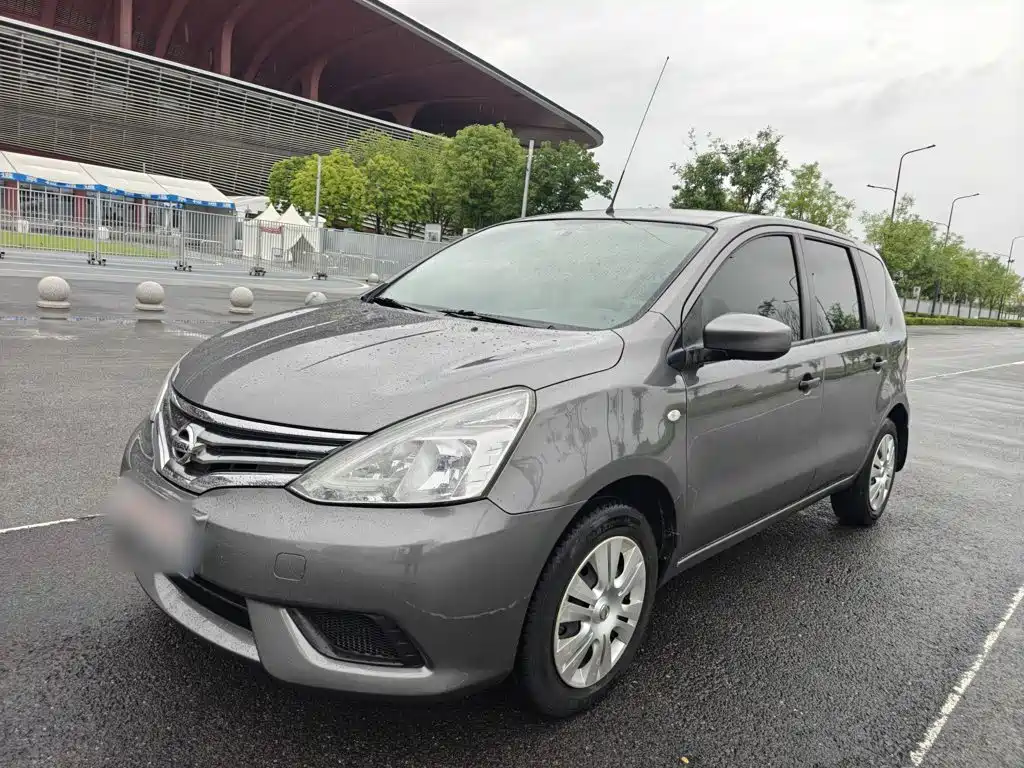 Фото 1 - Nissan Livina