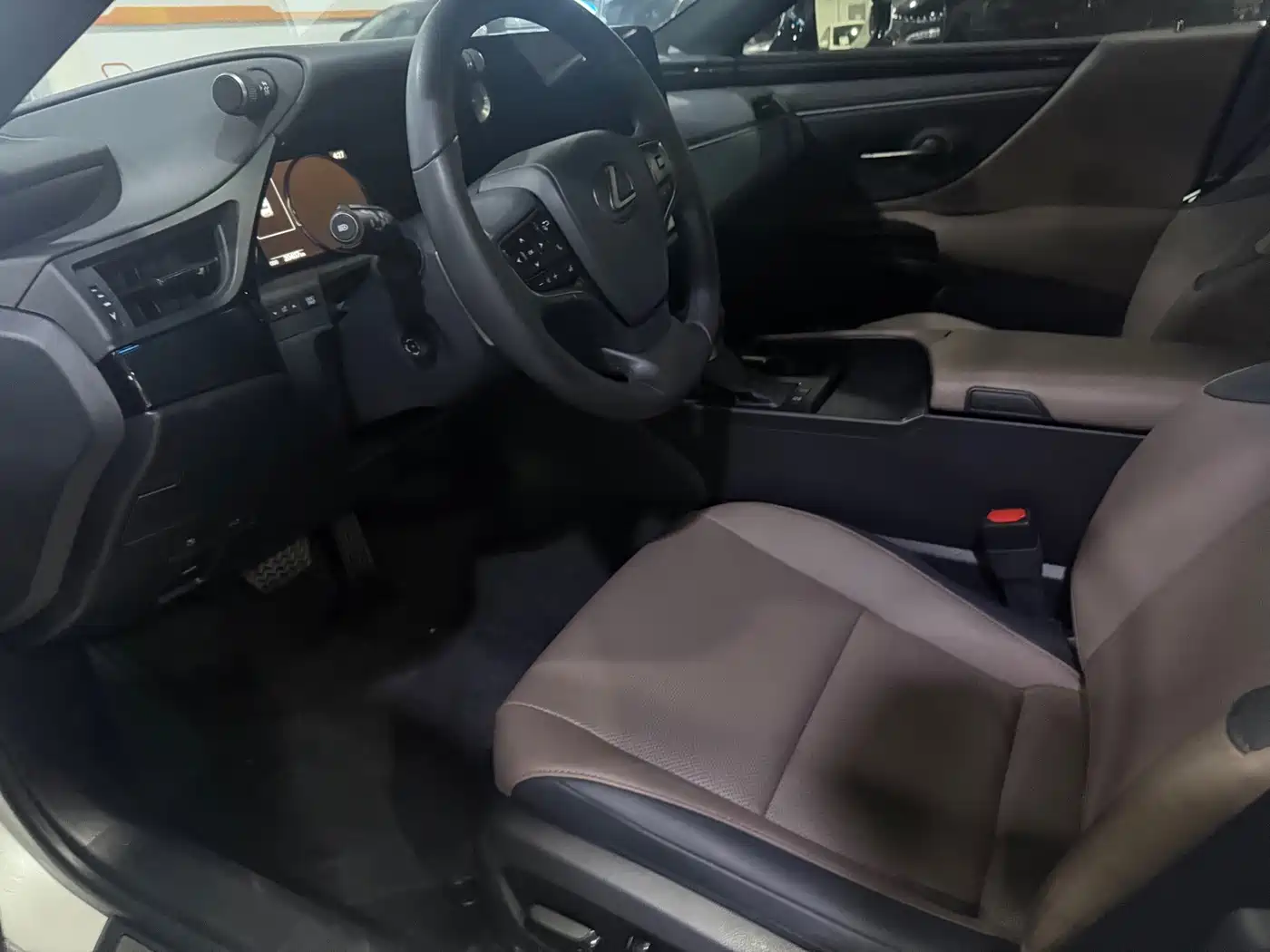 Фото 9 - Lexus ES