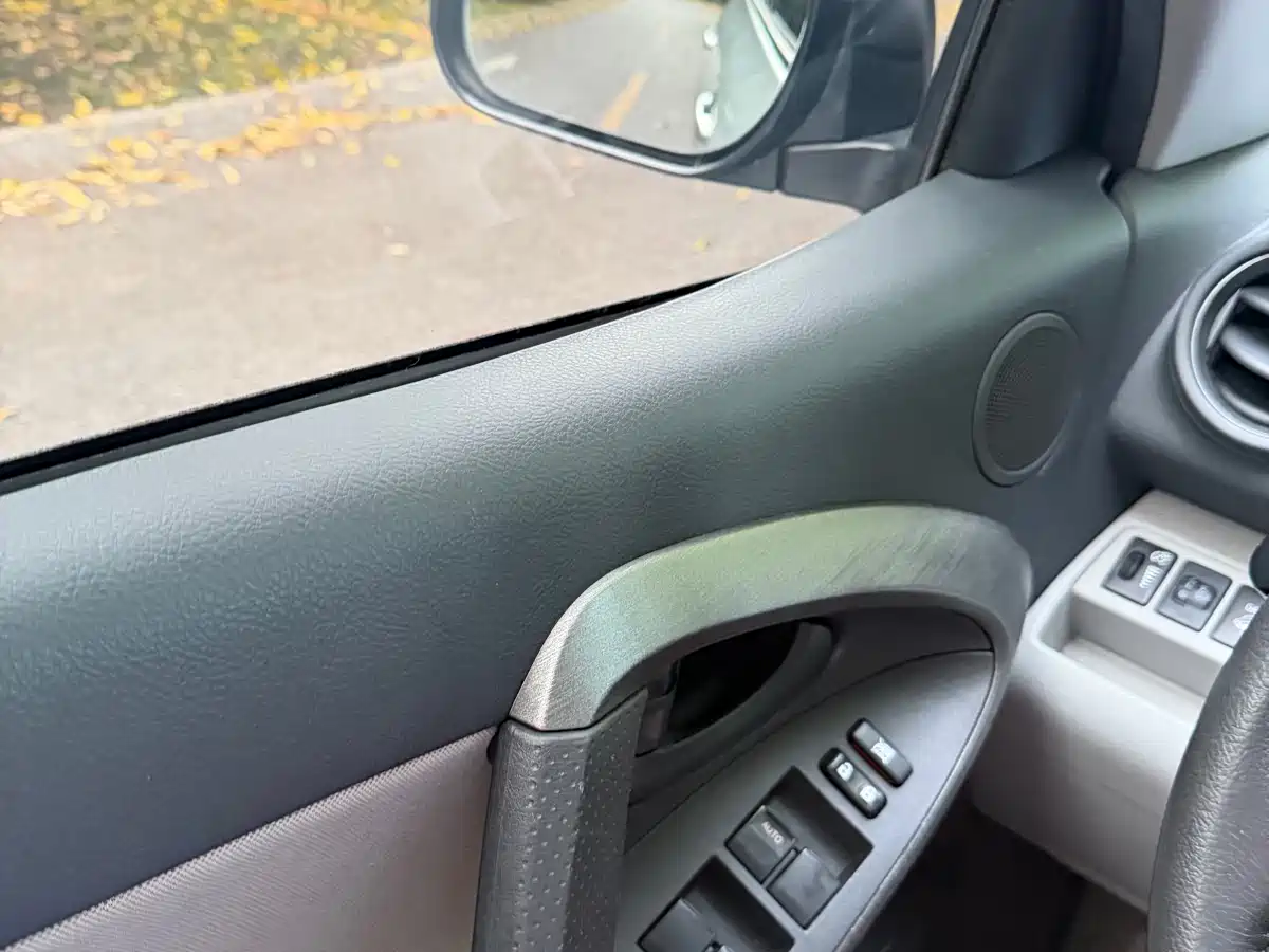 Toyota RAV4 Rongfang 2009 2.0L Automatic Luxury Edition фото 30