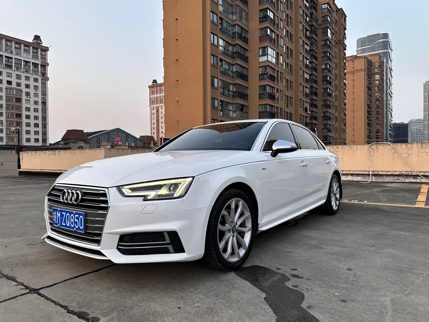 Audi A4L 2018 30th Anniversary 40 TFSI Fashion