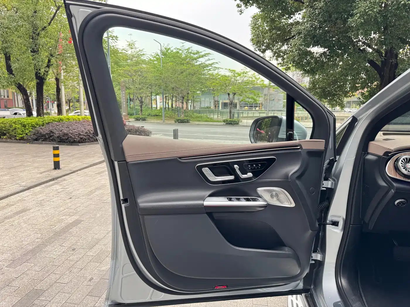 MERCEDES-BENZ EQE SUV